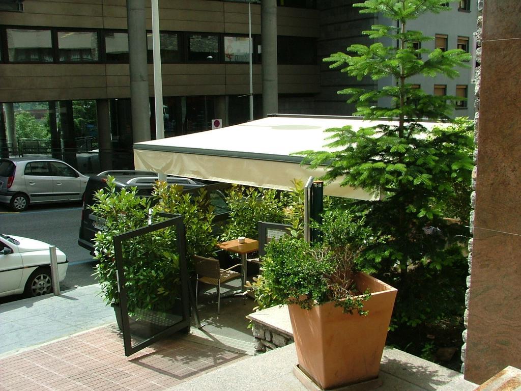 Aparthotel El Serch Andorra la Vella Exterior photo